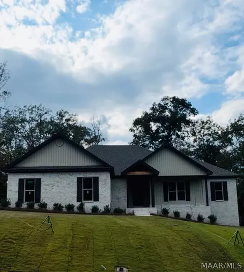 421 Sunnybrook Dr, Deatsville, AL 36022
