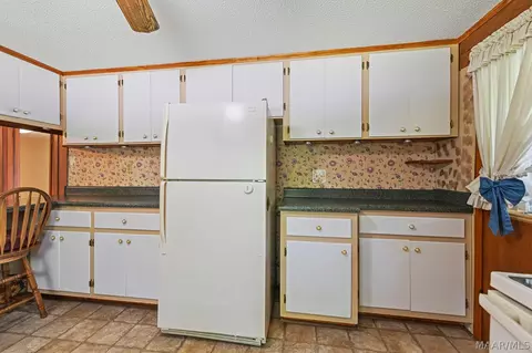 Kitchen - 1104 Smith Rd, Clanton, AL 35045 photo 3 of 6