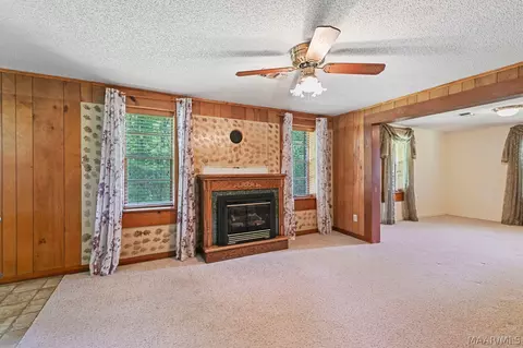 Living - 1104 Smith Rd, Clanton, AL 35045 photo 2 of 4
