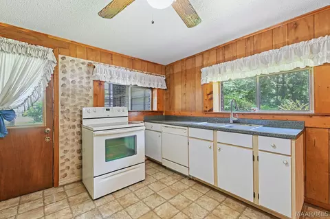 Kitchen - 1104 Smith Rd, Clanton, AL 35045 photo 5 of 6