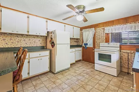 Kitchen - 1104 Smith Rd, Clanton, AL 35045 photo 4 of 6