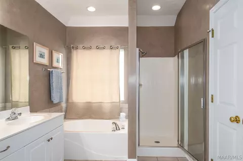 Bath - 9528 Colleton Pl, Montgomery, AL 36117 photo 3 of 4