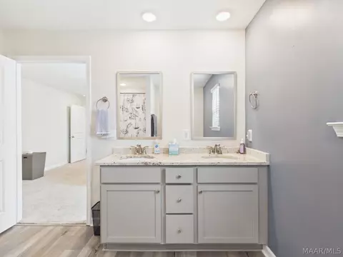Bath - 375 Kohn Dr, Millbrook, AL 36054 photo 3 of 6