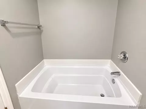 Bath - 61 Park Dr S, Clanton, AL 35045 photo 3 of 5