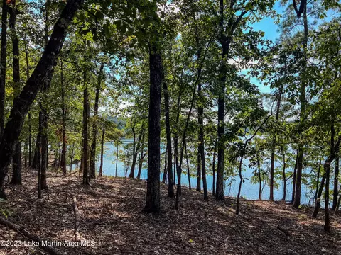 42 Wicker Ln, Alexander City, AL 35010