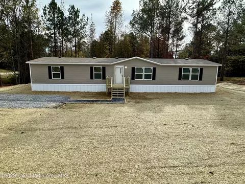 18 Berry Field Dr, Alexander City, AL 35010