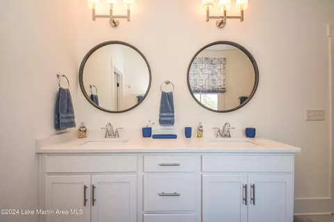 Bath - 250 Old Jay Rd, Eclectic, AL 36024 photo 4 of 11