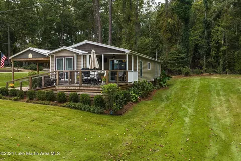 135 Beach Dr, Eclectic, AL 36024