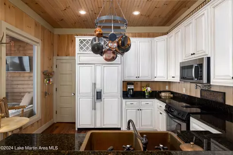 Kitchen - 1692 Oat Rd, Equality, AL 36026 photo 3 of 5