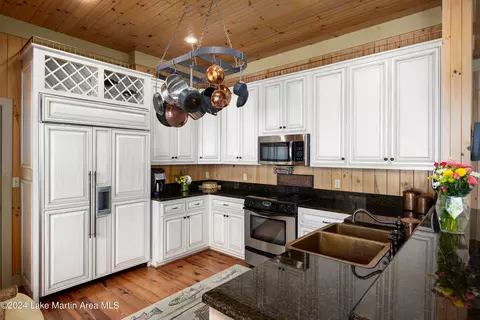 Kitchen - 1692 Oat Rd, Equality, AL 36026 photo 2 of 5