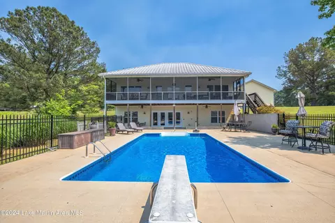 998 Lakeshore Dr, Jacksons Gap, AL 36861