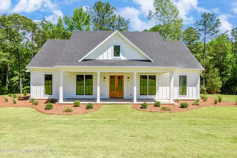 1656 Moonbrook Dr, Dadeville, AL 36853