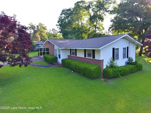 240 Windsor Dr, Alexander City, AL 35010