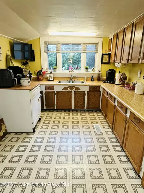Kitchen - 619 Madwind Rd, Jacksons Gap, AL 36861 photo 3 of 7