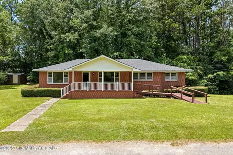 65 Alberta St, Camp Hill, AL 36850