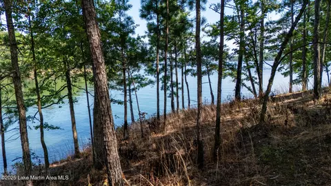 104 N Rampart Ct, Alexander City, AL 35010