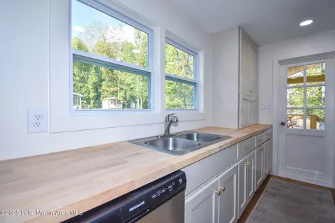 Kitchen - 157 Beach Dr, Eclectic, AL 36024 photo 1 of 5