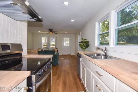 Kitchen - 157 Beach Dr, Eclectic, AL 36024 photo 5 of 5