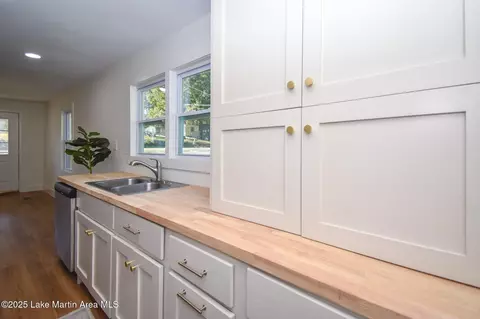 Kitchen - 157 Beach Dr, Eclectic, AL 36024 photo 4 of 5