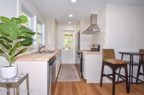 Entry Way - 157 Beach Dr, Eclectic, AL 36024 photo 1 of 1