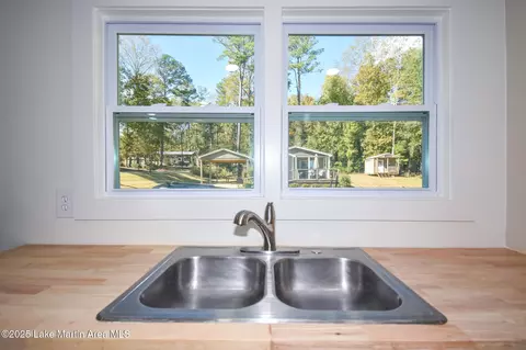 Kitchen - 157 Beach Dr, Eclectic, AL 36024 photo 3 of 5