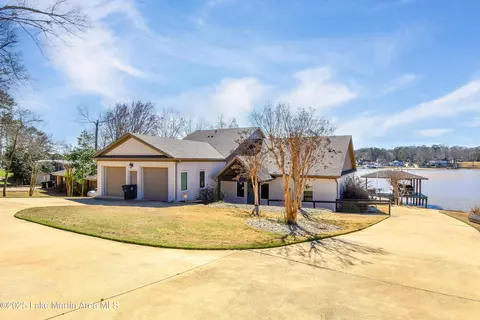 798 Point Cloxson Cir, Jacksons Gap, AL 36861