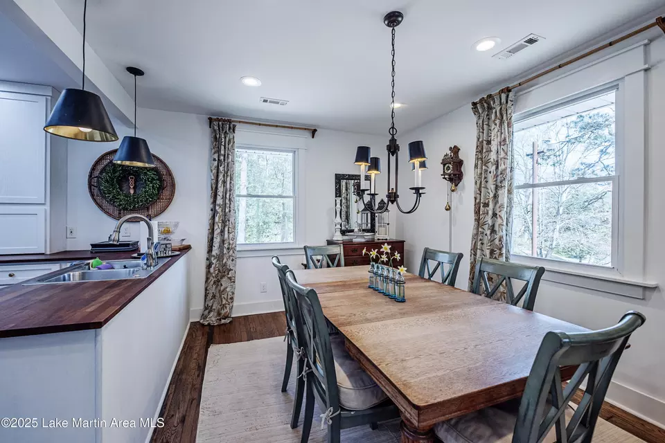 Dining - 430 Valley Rd, Alexander City, AL 35010 photo 3 of 4