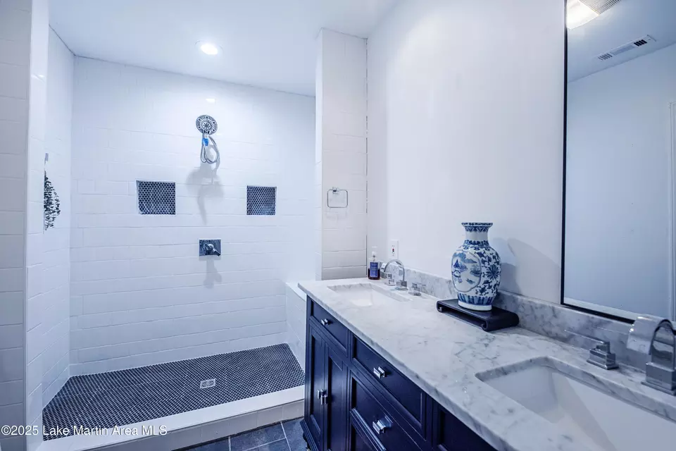 Bath - 430 Valley Rd, Alexander City, AL 35010 photo 3 of 6