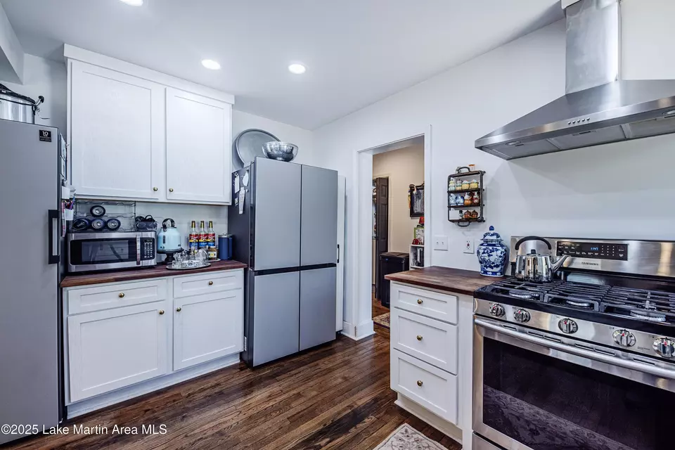 Kitchen - 430 Valley Rd, Alexander City, AL 35010 photo 2 of 4