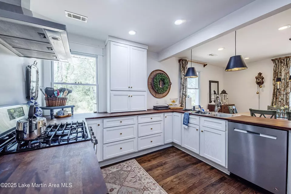 Kitchen - 430 Valley Rd, Alexander City, AL 35010 photo 3 of 4