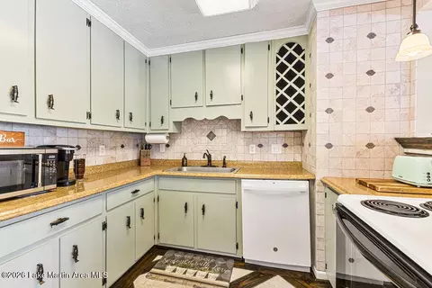 Kitchen - 392 Carnation Dr, Equality, AL 36026 photo 1 of 3