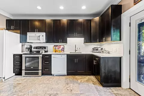 Kitchen - 320 Tulip Dr, Equality, AL 36026 photo 3 of 4