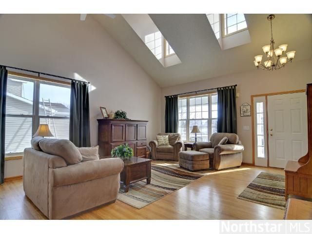 2774 Simons Dr, Chaska, MN 55318 photo 2