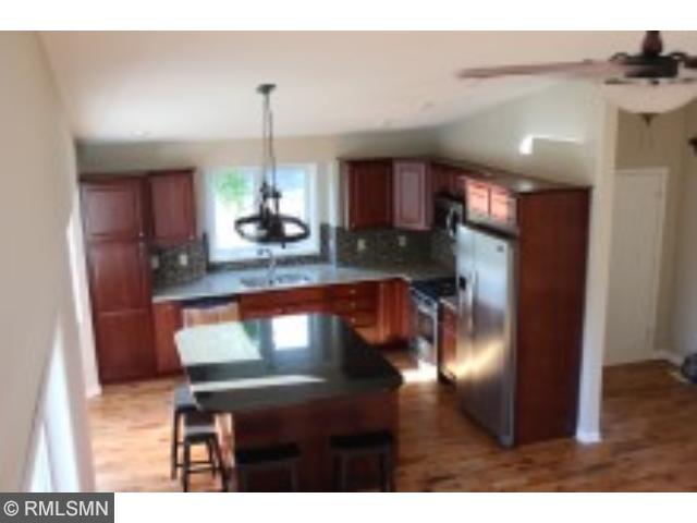 951 Bluff Pointe Dr, Chaska, MN 55318 photo 2