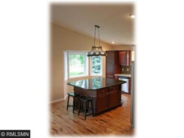 951 Bluff Pointe Dr, Chaska, MN 55318 photo 3