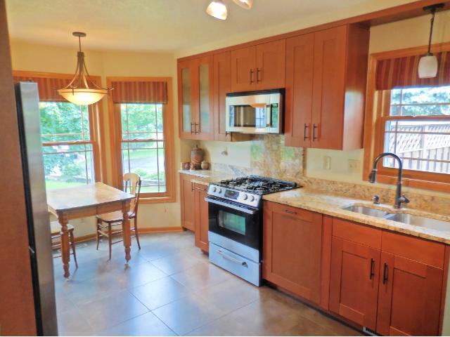 503 Waveney Ct, Eagan, MN 55123 photo 2