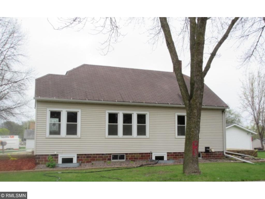 204 7th St E, Glencoe, MN 55336 photo 2