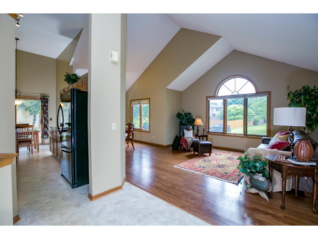 4428 Hamilton Dr, Eagan, MN 55123 photo 2