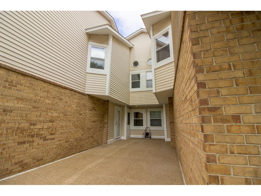5351 Highpointe Dr, Bloomington, MN 55437 photo 18