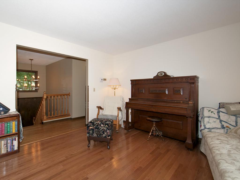 10029 Upton Rd, Bloomington, MN 55431 photo 9
