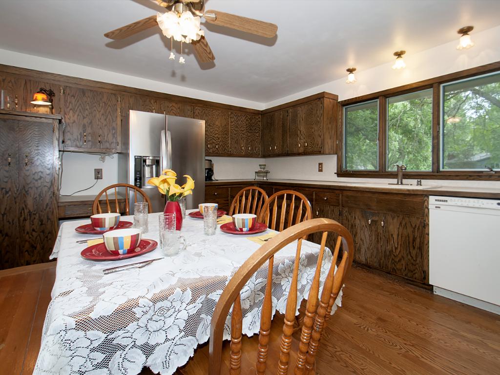10029 Upton Rd, Bloomington, MN 55431 photo 2