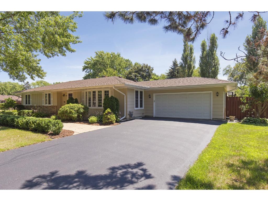 801 E 101st St, Bloomington, MN 55420 photo 2