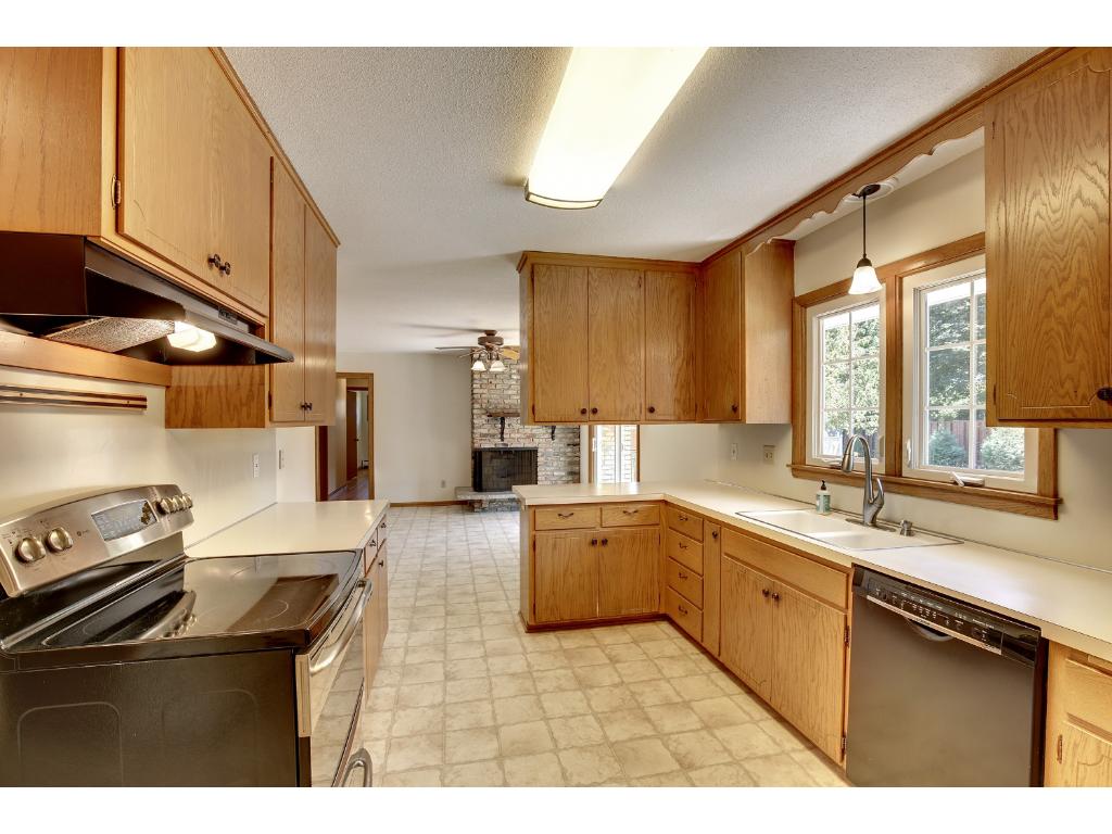 801 E 101st St, Bloomington, MN 55420 photo 8