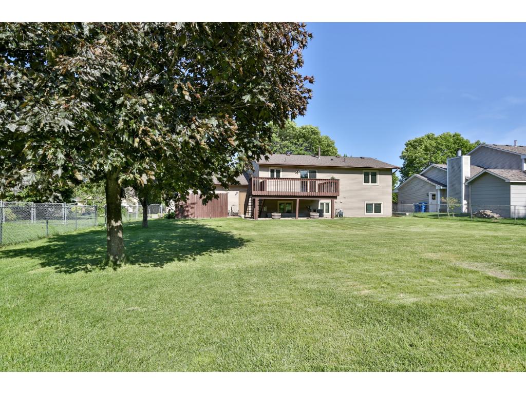 8917 Oakview Ln N, Maple Grove, MN 55369 photo 17