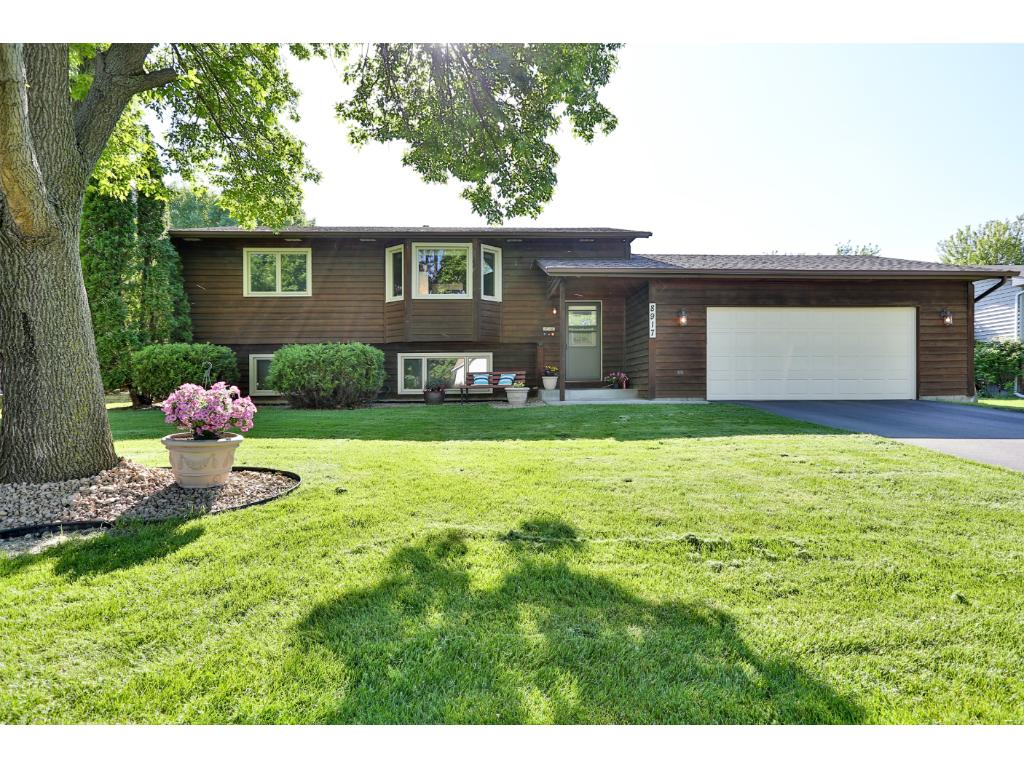 8917 Oakview Ln N, Maple Grove, MN 55369 photo 1