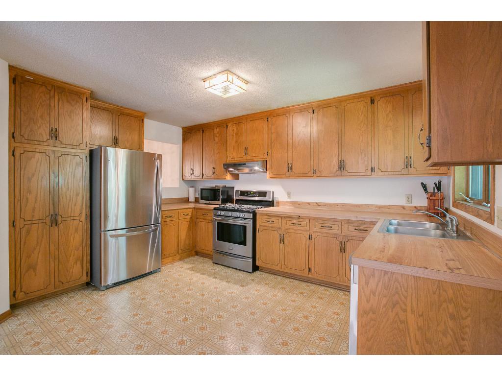 1724 Deerwood Dr, Eagan, MN 55122 photo 4