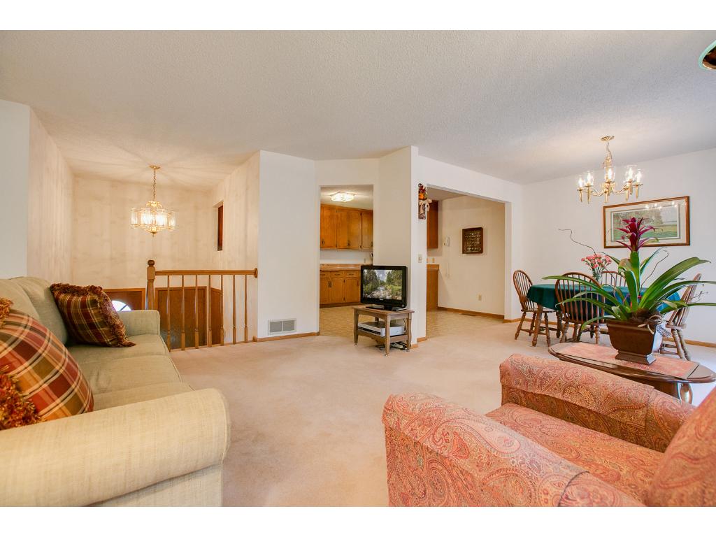 1724 Deerwood Dr, Eagan, MN 55122 photo 3