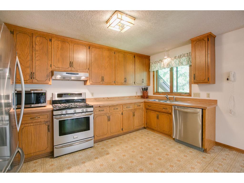 1724 Deerwood Dr, Eagan, MN 55122 photo 5