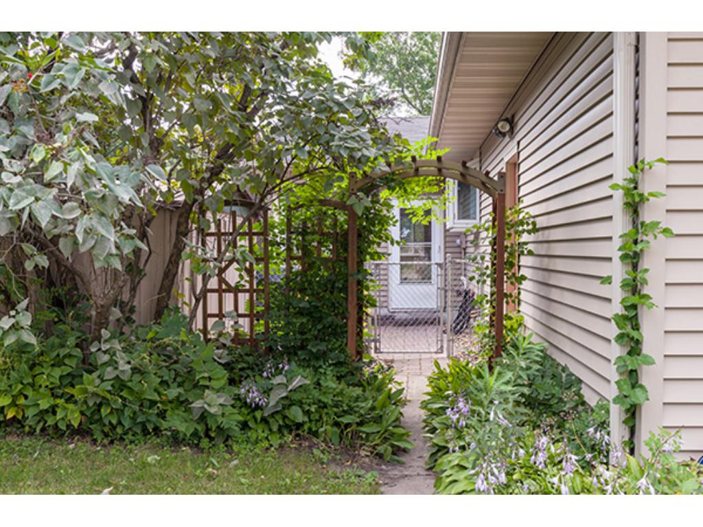 907 10th St SW, Faribault, MN 55021 photo 3