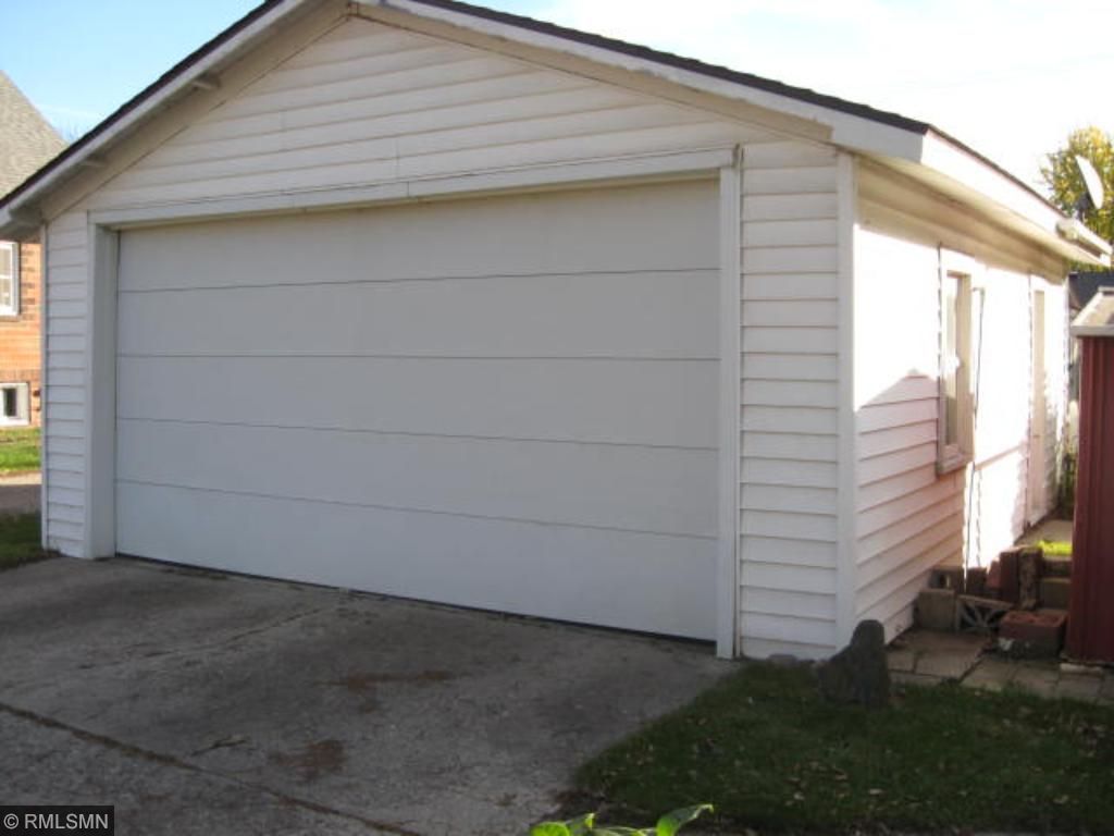 605 15th St E, Glencoe, MN 55336 photo 2